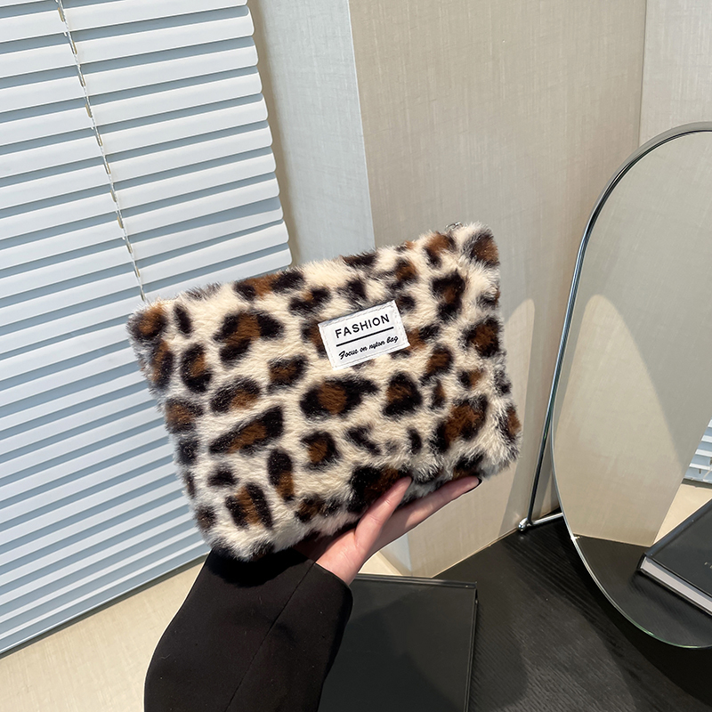 Tas Makeup Bulu Motif Leopard  - Beauty Makeup Women ulasan dan harga